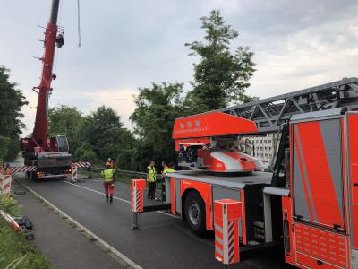 Esslingen-Oberesslingen: Erdrutsch sorgt fuer Sperrung der Landsstrasse